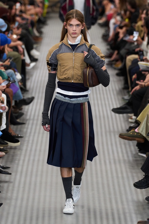 مجموعة Miu Miu لموسم ربيع وصيف 2025 تستكشف مراحل مختلفة من حياة الانسان 