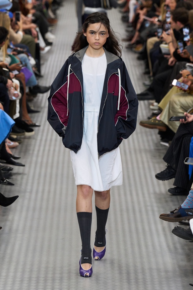 مجموعة Miu Miu لموسم ربيع وصيف 2025 تستكشف مراحل مختلفة من حياة الانسان 