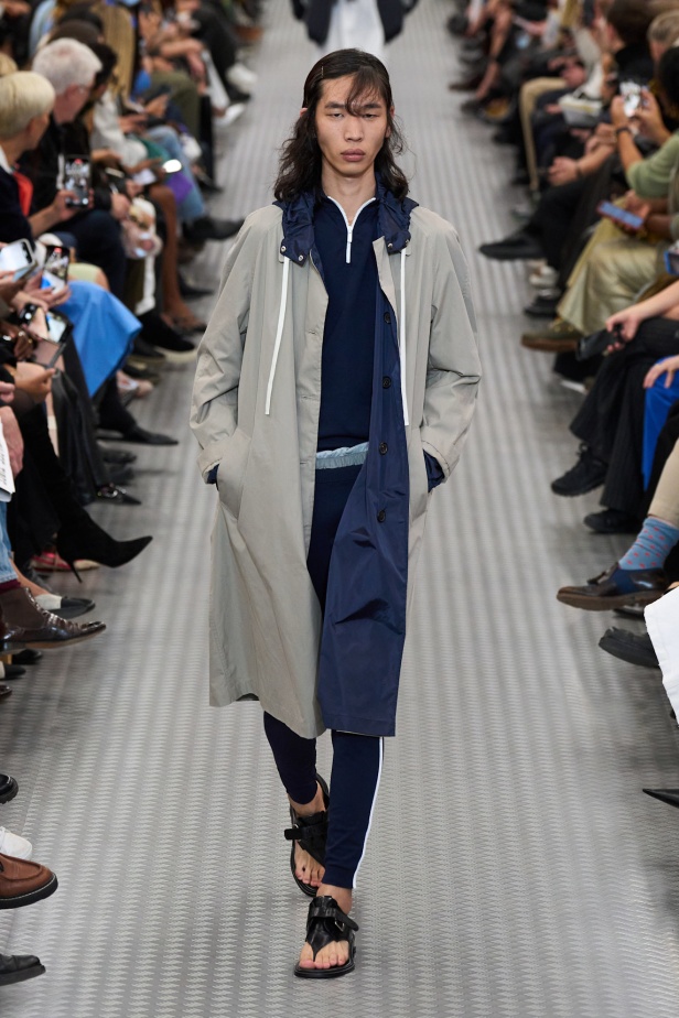 مجموعة Miu Miu لموسم ربيع وصيف 2025 تستكشف مراحل مختلفة من حياة الانسان 