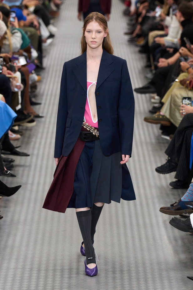 مجموعة Miu Miu لموسم ربيع وصيف 2025 تستكشف مراحل مختلفة من حياة الانسان 