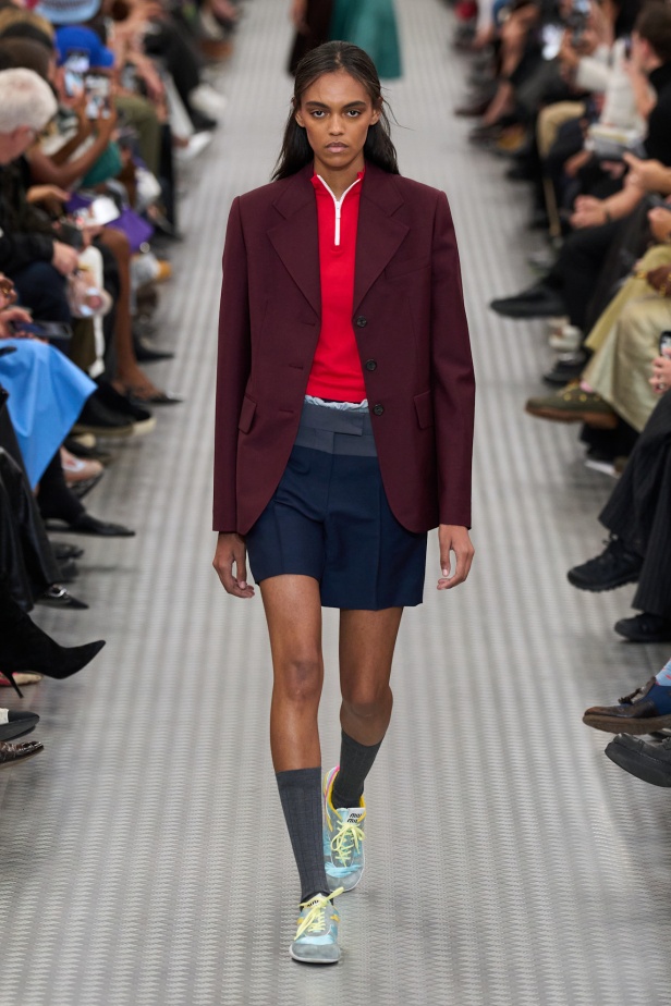 مجموعة Miu Miu لموسم ربيع وصيف 2025 تستكشف مراحل مختلفة من حياة الانسان 