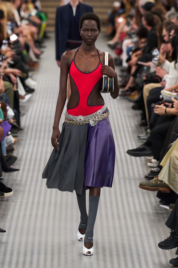 مجموعة Miu Miu لموسم ربيع وصيف 2025 تستكشف مراحل مختلفة من حياة الانسان 