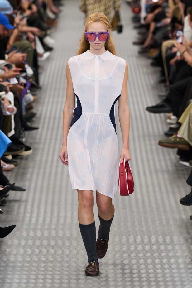 مجموعة Miu Miu لموسم ربيع وصيف 2025 تستكشف مراحل مختلفة من حياة الانسان 