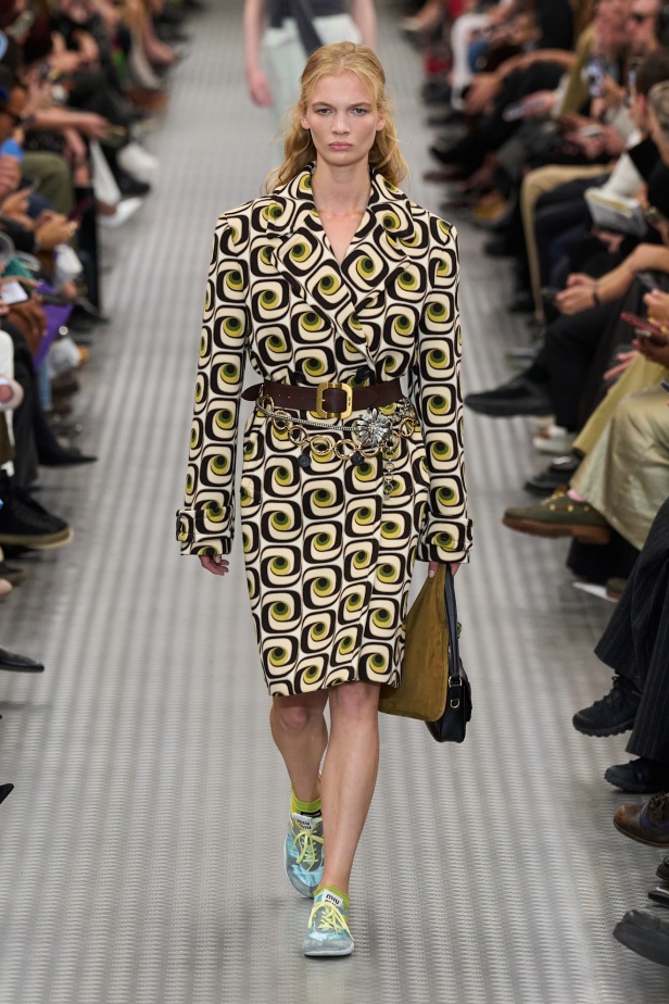 مجموعة Miu Miu لموسم ربيع وصيف 2025 تستكشف مراحل مختلفة من حياة الانسان 