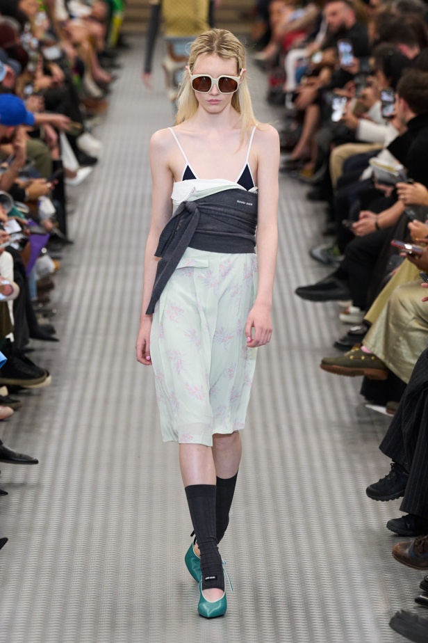 مجموعة Miu Miu لموسم ربيع وصيف 2025 تستكشف مراحل مختلفة من حياة الانسان 