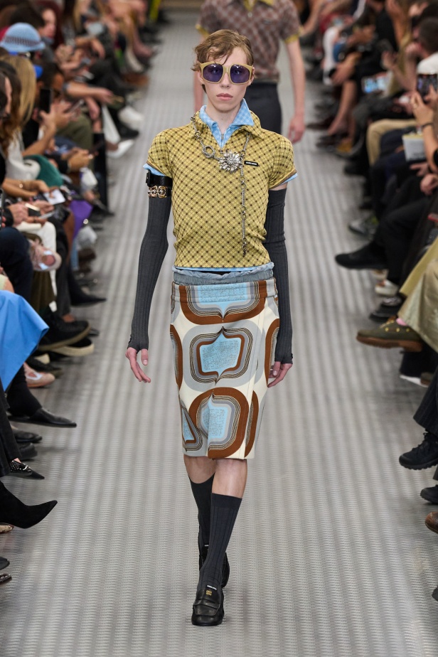 مجموعة Miu Miu لموسم ربيع وصيف 2025 تستكشف مراحل مختلفة من حياة الانسان 