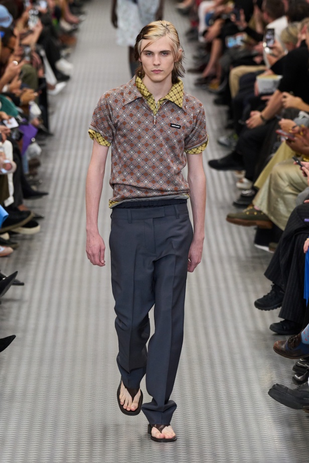 مجموعة Miu Miu لموسم ربيع وصيف 2025 تستكشف مراحل مختلفة من حياة الانسان 