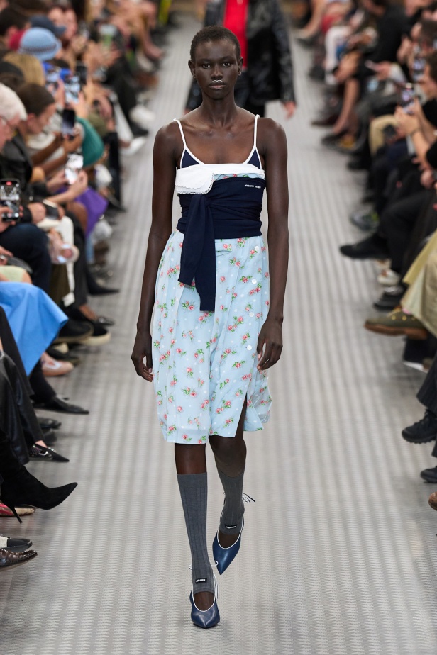 مجموعة Miu Miu لموسم ربيع وصيف 2025 تستكشف مراحل مختلفة من حياة الانسان 