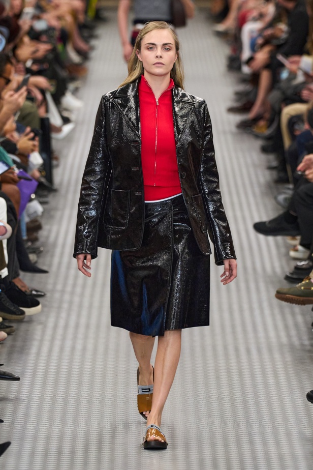 مجموعة Miu Miu لموسم ربيع وصيف 2025 تستكشف مراحل مختلفة من حياة الانسان 