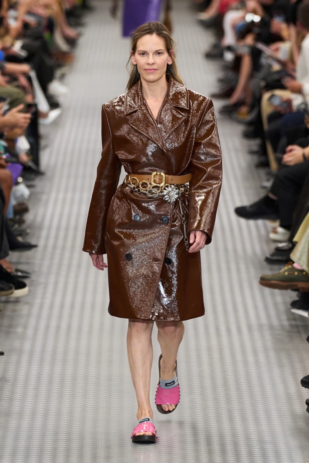 مجموعة Miu Miu لموسم ربيع وصيف 2025 تستكشف مراحل مختلفة من حياة الانسان 