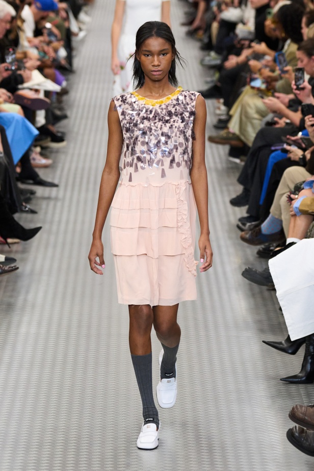 مجموعة Miu Miu لموسم ربيع وصيف 2025 تستكشف مراحل مختلفة من حياة الانسان 