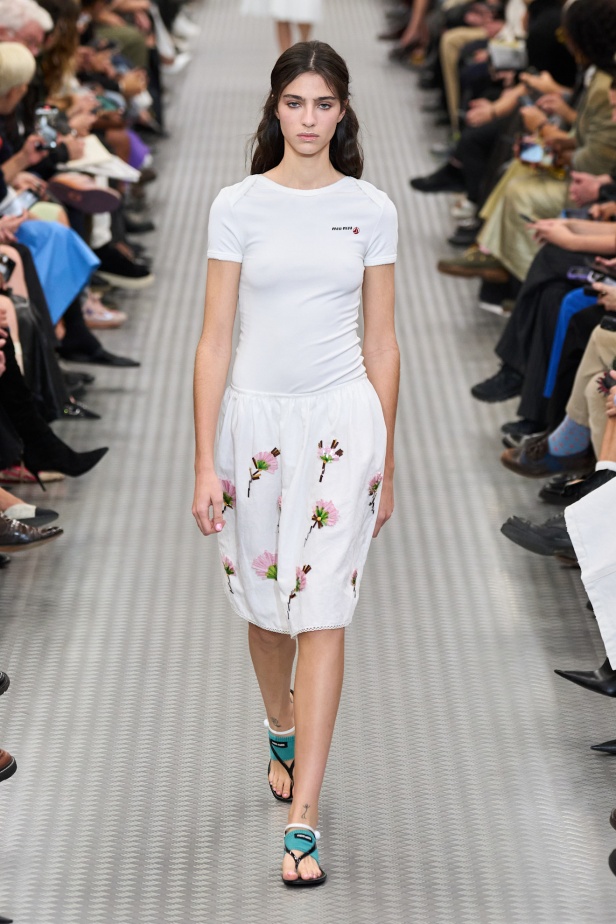 مجموعة Miu Miu لموسم ربيع وصيف 2025 تستكشف مراحل مختلفة من حياة الانسان 