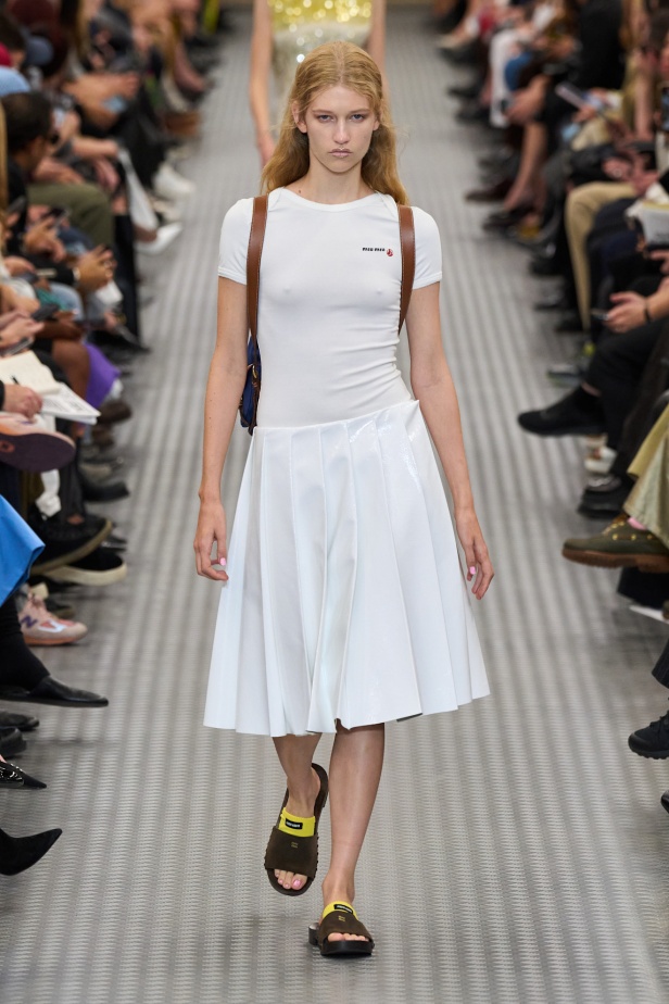 مجموعة Miu Miu لموسم ربيع وصيف 2025 تستكشف مراحل مختلفة من حياة الانسان 