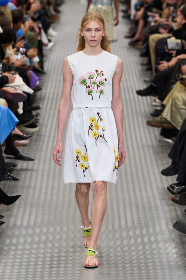 مجموعة Miu Miu لموسم ربيع وصيف 2025 تستكشف مراحل مختلفة من حياة الانسان 