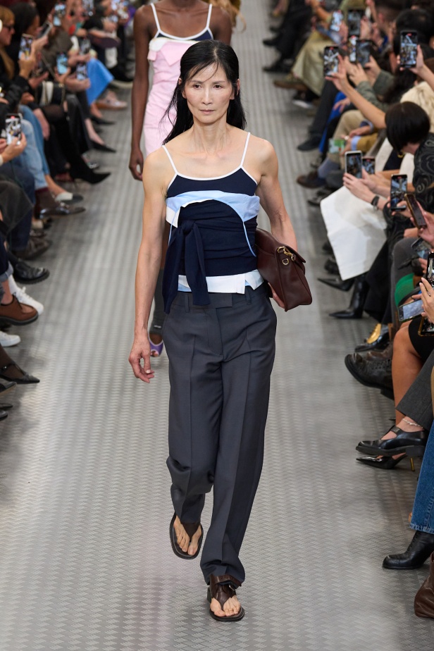 مجموعة Miu Miu لموسم ربيع وصيف 2025 تستكشف مراحل مختلفة من حياة الانسان 