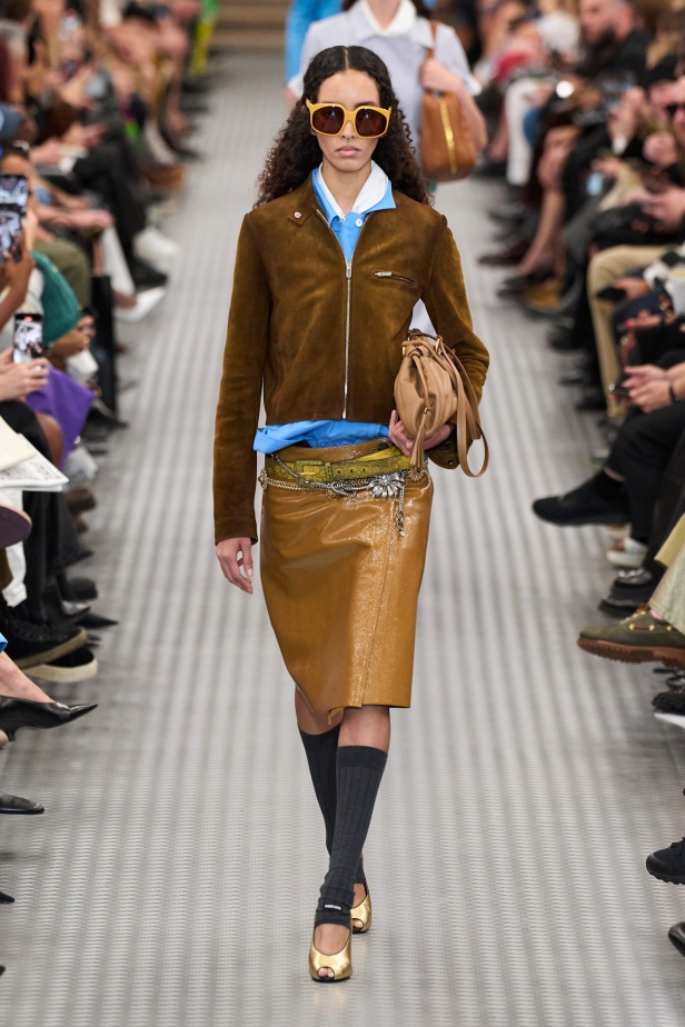 مجموعة Miu Miu لموسم ربيع وصيف 2025 تستكشف مراحل مختلفة من حياة الانسان 