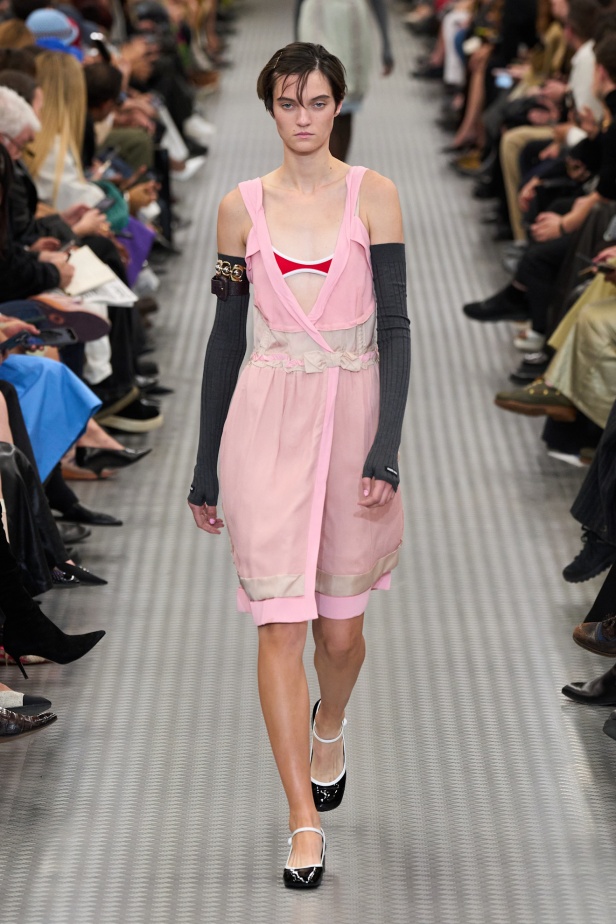 مجموعة Miu Miu لموسم ربيع وصيف 2025 تستكشف مراحل مختلفة من حياة الانسان 