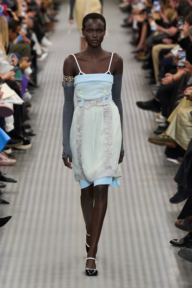 مجموعة Miu Miu لموسم ربيع وصيف 2025 تستكشف مراحل مختلفة من حياة الانسان 