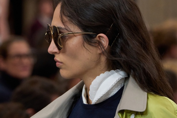 مجموعة Miu Miu لموسم ربيع وصيف 2025 تستكشف مراحل مختلفة من حياة الانسان 