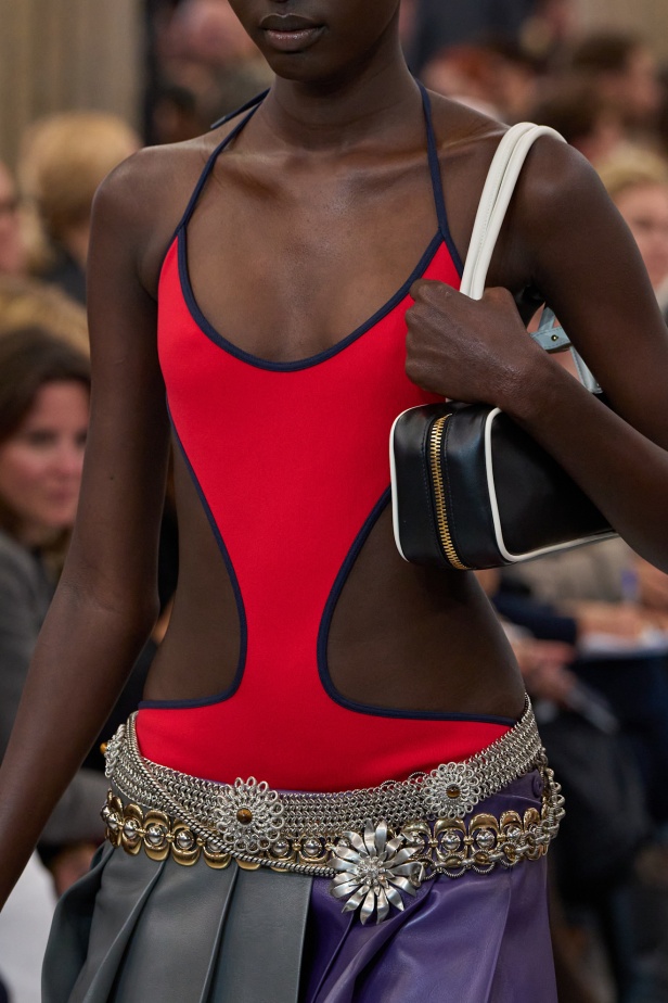 مجموعة Miu Miu لموسم ربيع وصيف 2025 تستكشف مراحل مختلفة من حياة الانسان 