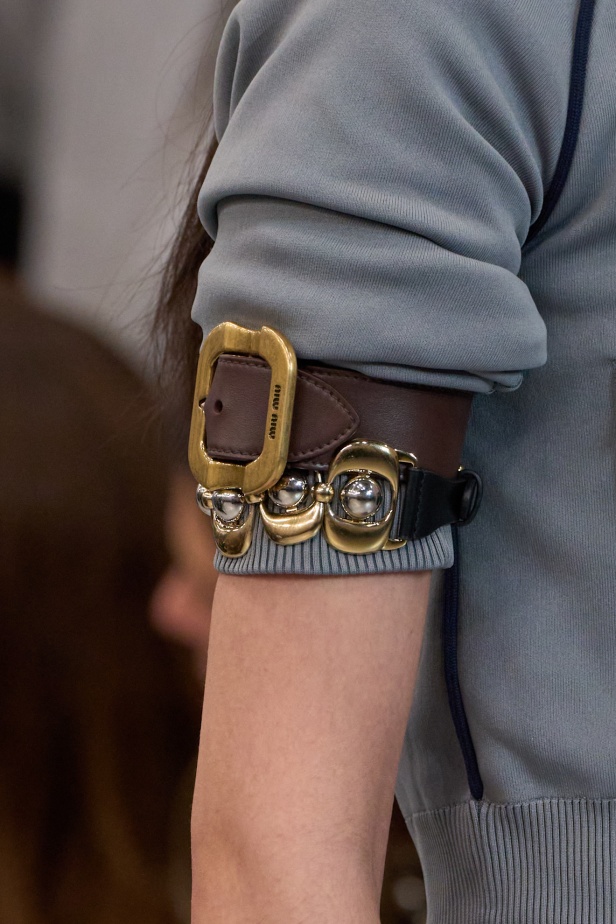 مجموعة Miu Miu لموسم ربيع وصيف 2025 تستكشف مراحل مختلفة من حياة الانسان 