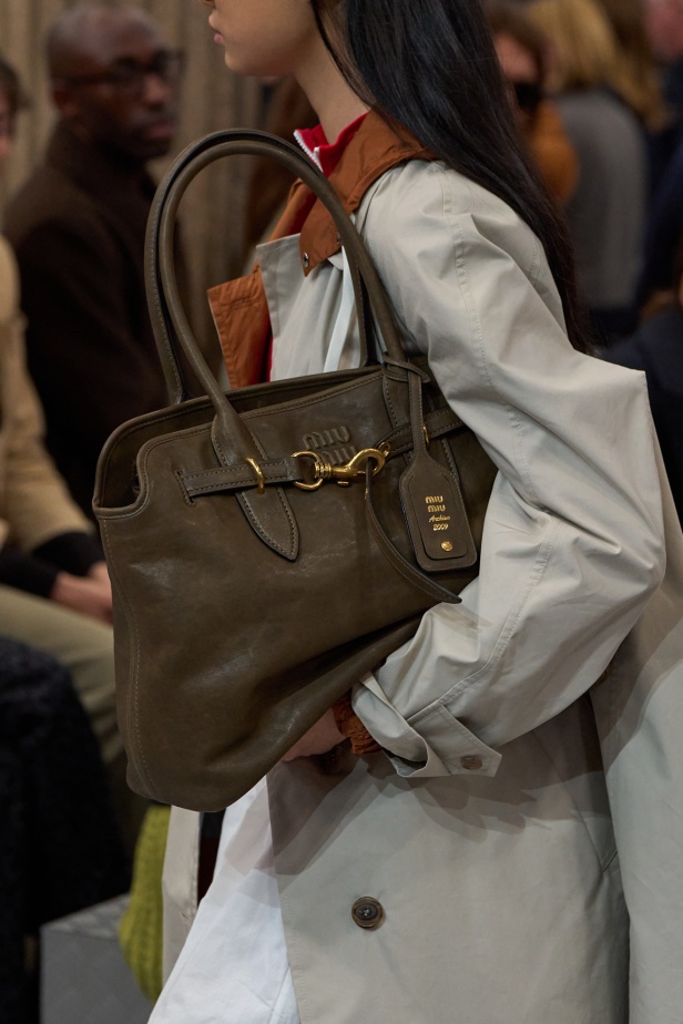 مجموعة Miu Miu لموسم ربيع وصيف 2025 تستكشف مراحل مختلفة من حياة الانسان 