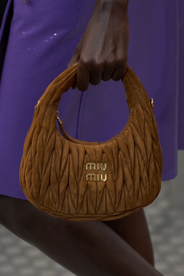 مجموعة Miu Miu لموسم ربيع وصيف 2025 تستكشف مراحل مختلفة من حياة الانسان 