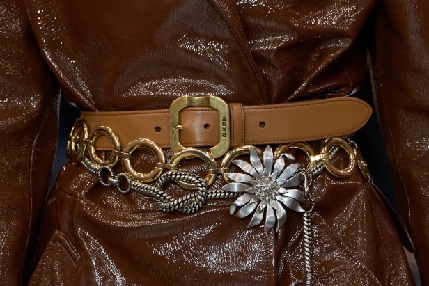 مجموعة Miu Miu لموسم ربيع وصيف 2025 تستكشف مراحل مختلفة من حياة الانسان 