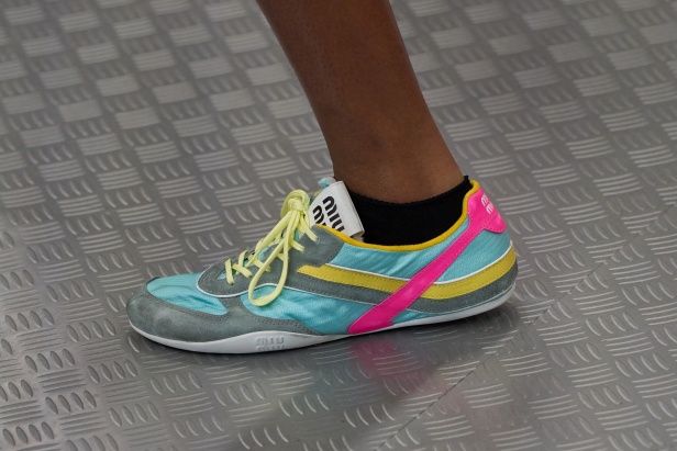 مجموعة Miu Miu لموسم ربيع وصيف 2025 تستكشف مراحل مختلفة من حياة الانسان 