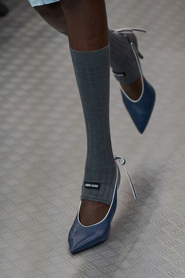 مجموعة Miu Miu لموسم ربيع وصيف 2025 تستكشف مراحل مختلفة من حياة الانسان 