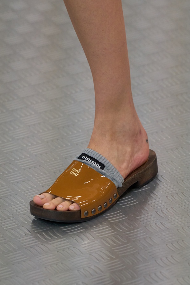 مجموعة Miu Miu لموسم ربيع وصيف 2025 تستكشف مراحل مختلفة من حياة الانسان 