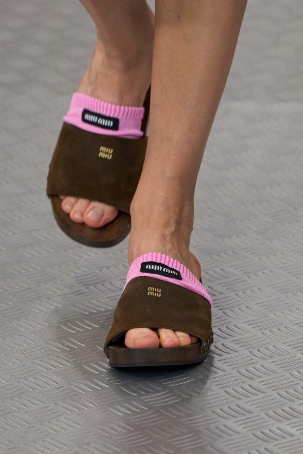 مجموعة Miu Miu لموسم ربيع وصيف 2025 تستكشف مراحل مختلفة من حياة الانسان 