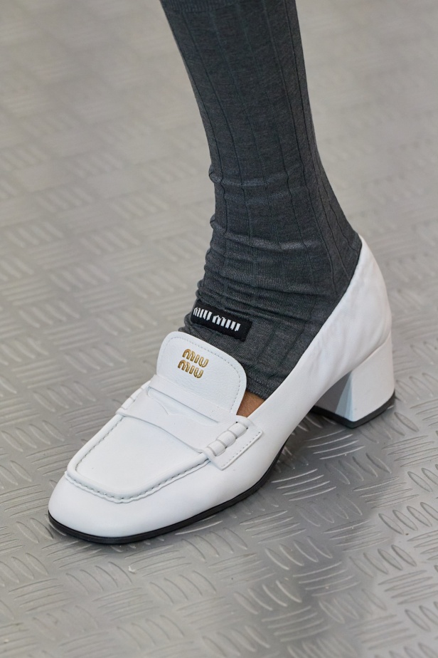 مجموعة Miu Miu لموسم ربيع وصيف 2025 تستكشف مراحل مختلفة من حياة الانسان 