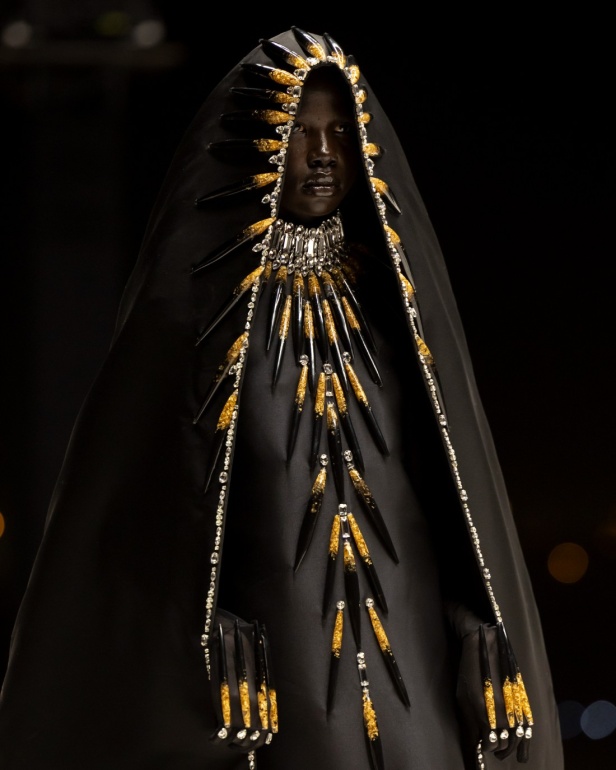 مجموعة تيما عابد للأزياء الراقية احتفال بالقوّة والأنوثة مع لمسة دراماتيكية