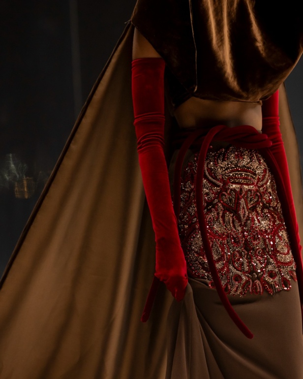 مجموعة تيما عابد للأزياء الراقية احتفال بالقوّة والأنوثة مع لمسة دراماتيكية