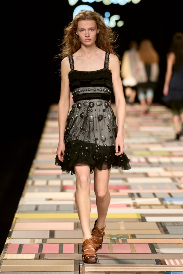 مجموعة Louis Vuitton لربيع 2025 تمزج بين الخياطة المميزة والانسيابية الأنثوية