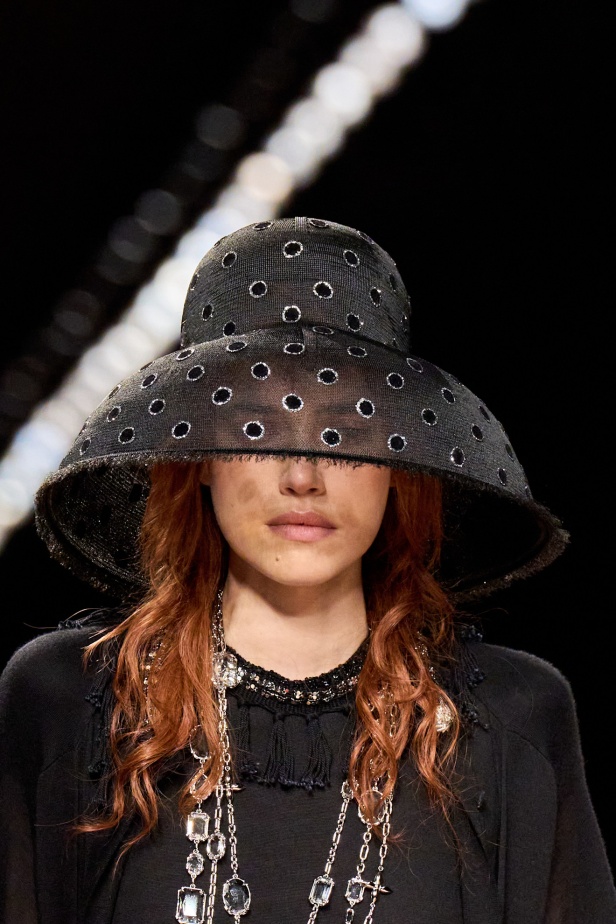 مجموعة Louis Vuitton لربيع 2025 تمزج بين الخياطة المميزة والانسيابية الأنثوية