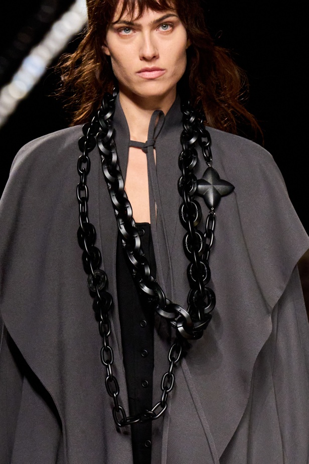 مجموعة Louis Vuitton لربيع 2025 تمزج بين الخياطة المميزة والانسيابية الأنثوية