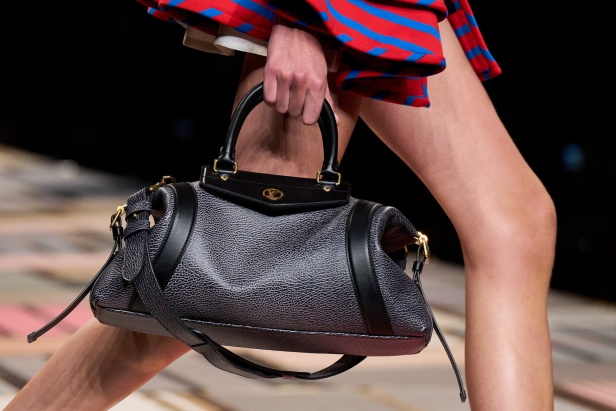 مجموعة Louis Vuitton لربيع 2025 تمزج بين الخياطة المميزة والانسيابية الأنثوية