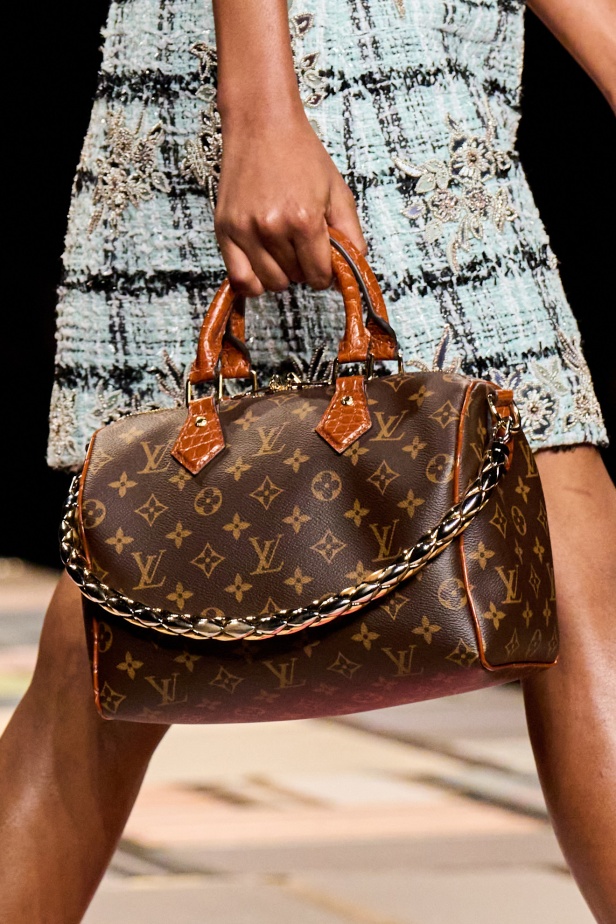 مجموعة Louis Vuitton لربيع 2025 تمزج بين الخياطة المميزة والانسيابية الأنثوية