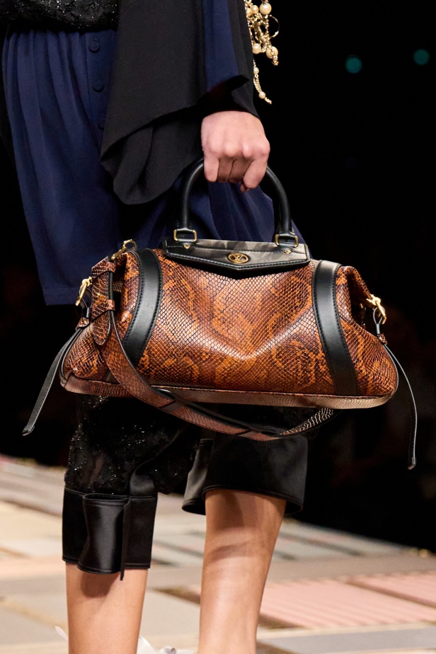 مجموعة Louis Vuitton لربيع 2025 تمزج بين الخياطة المميزة والانسيابية الأنثوية