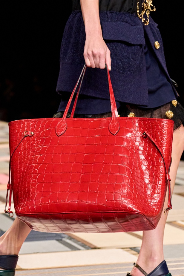 مجموعة Louis Vuitton لربيع 2025 تمزج بين الخياطة المميزة والانسيابية الأنثوية