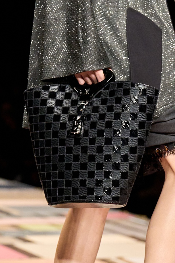 مجموعة Louis Vuitton لربيع 2025 تمزج بين الخياطة المميزة والانسيابية الأنثوية