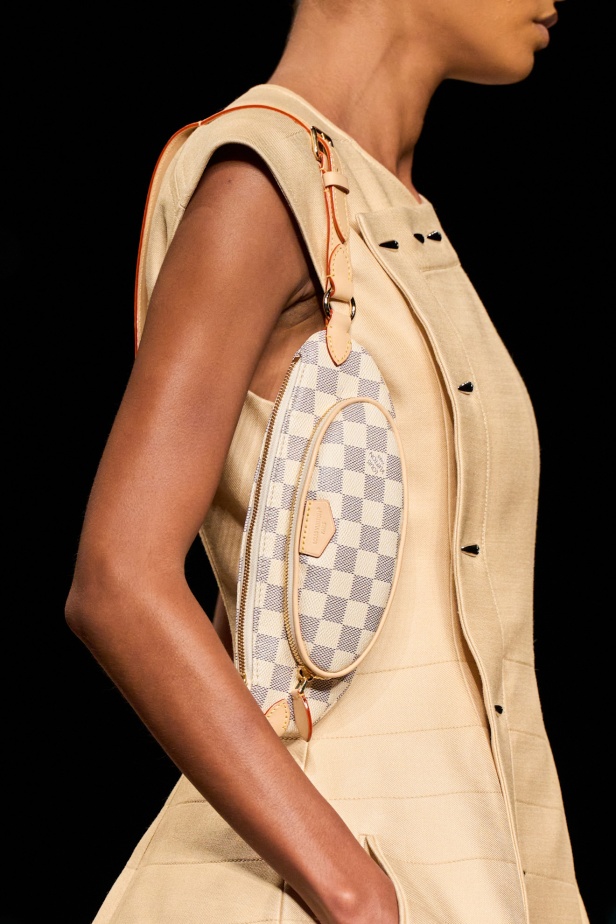 مجموعة Louis Vuitton لربيع 2025 تمزج بين الخياطة المميزة والانسيابية الأنثوية