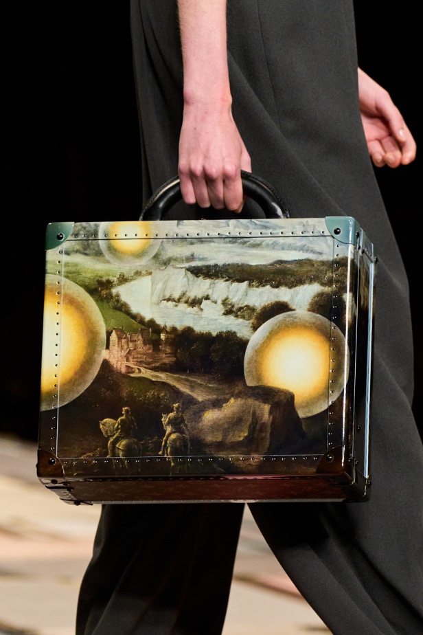 مجموعة Louis Vuitton لربيع 2025 تمزج بين الخياطة المميزة والانسيابية الأنثوية