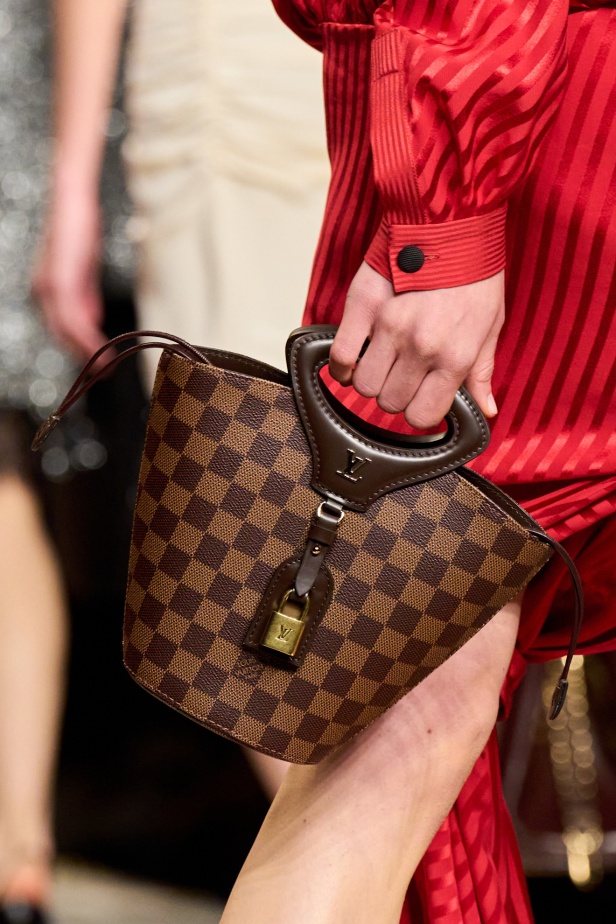 مجموعة Louis Vuitton لربيع 2025 تمزج بين الخياطة المميزة والانسيابية الأنثوية