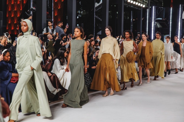 سعف النخيل يتراقص بأناقة.. أباديا تجسد الأصالة في تصاميم ريزورت 2025 في أسبوع الأزياء في الرياض
