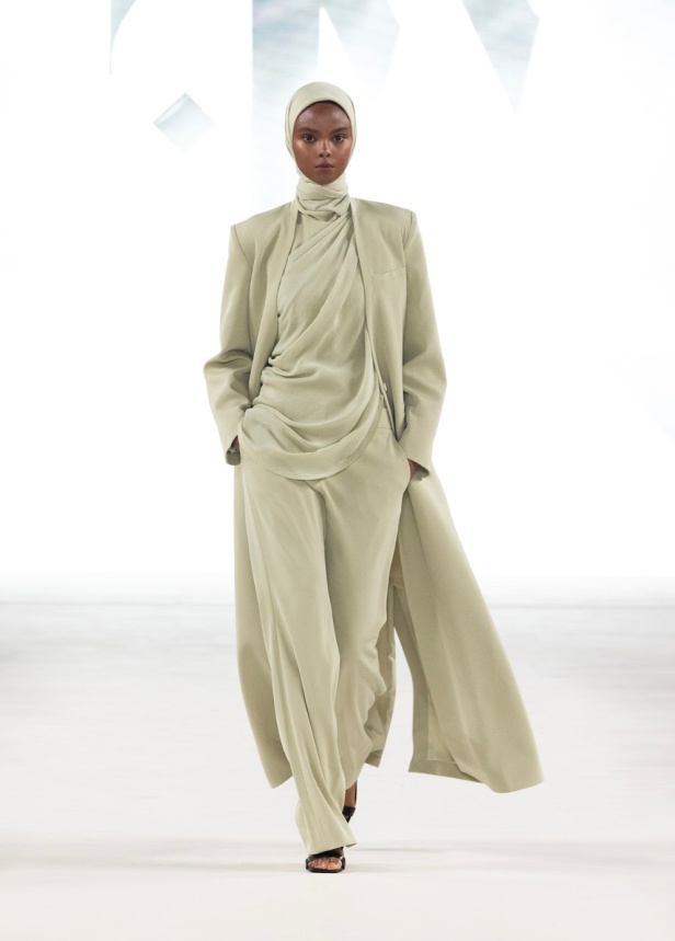 سعف النخيل يتراقص بأناقة.. أباديا تجسد الأصالة في تصاميم ريزورت 2025 في أسبوع الأزياء في الرياض