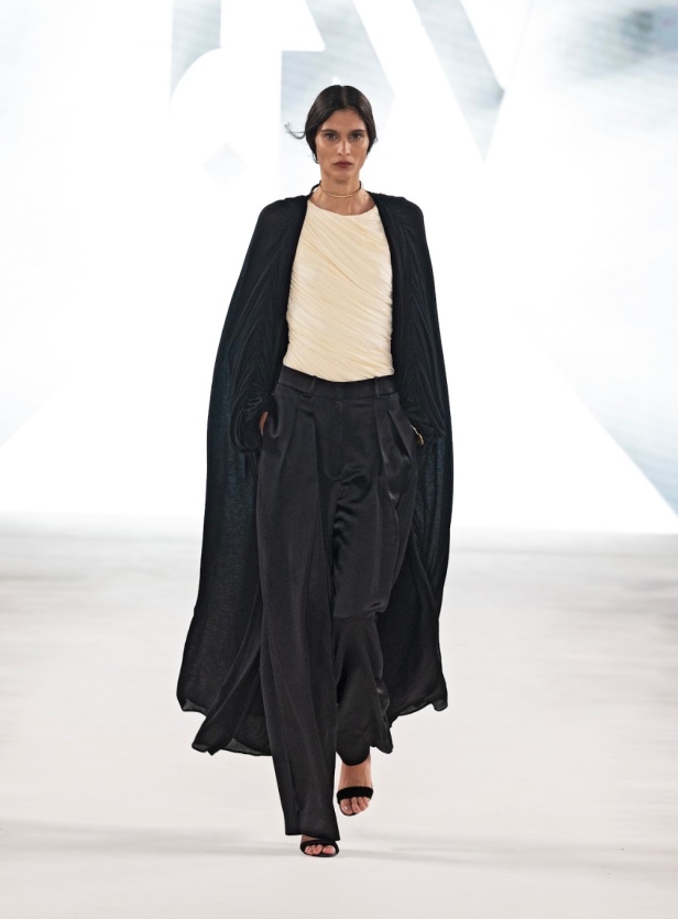 سعف النخيل يتراقص بأناقة.. أباديا تجسد الأصالة في تصاميم ريزورت 2025 في أسبوع الأزياء في الرياض