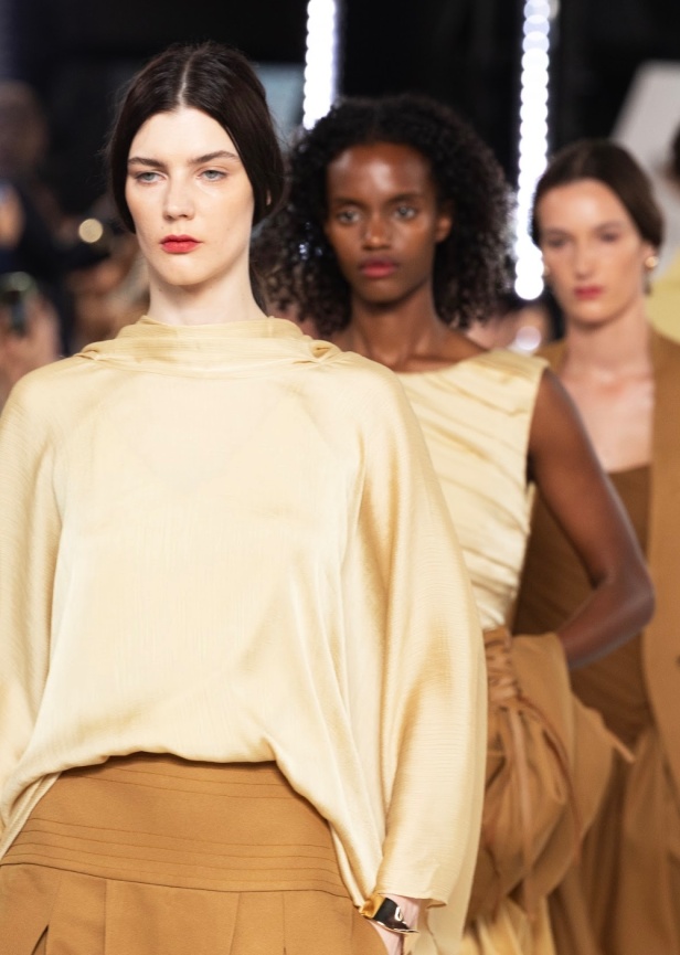 سعف النخيل يتراقص بأناقة.. أباديا تجسد الأصالة في تصاميم ريزورت 2025 في أسبوع الأزياء في الرياض